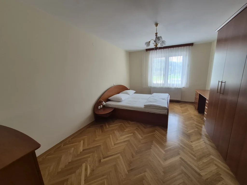 družinska soba z zakonsko posteljo